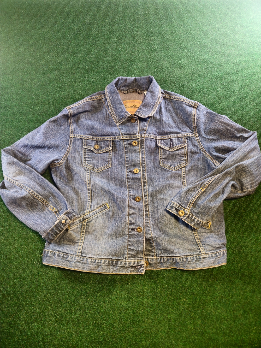 Levi Strauss & Co. Women’s Button-Front Trucker Jacket, Size XL Wash